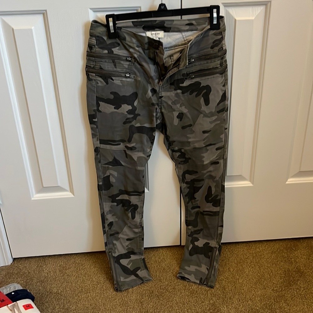 super cute camo jeans, worn once, zipper details